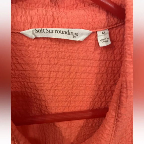 Soft Surroundings Shirt Button Front Peekaboo Cut Coral Crinkle Size Medium E34 - Picture 2 of 3